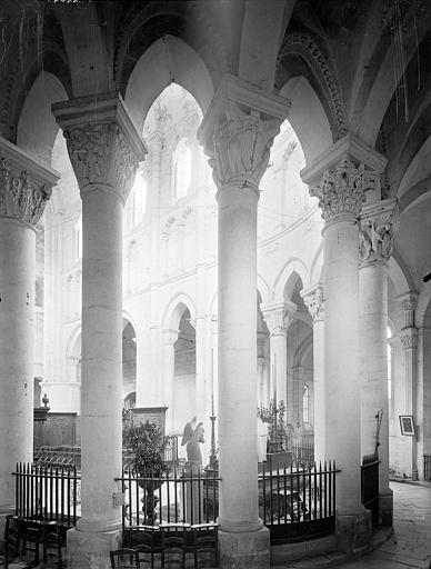 Eglise Sainte-Croix Vue intérieure du déambulatoire, vers le nord-ouest, Heuzé, Henri (photographe), 