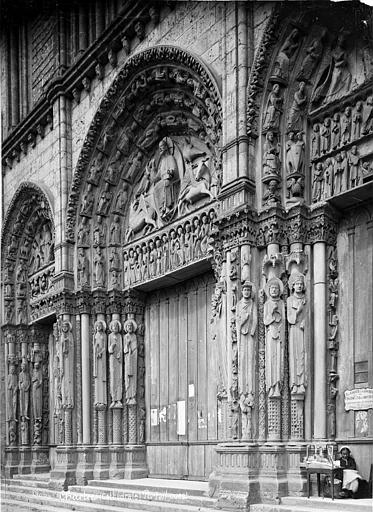 Cathédrale Notre-Dame Portail de la façade ouest : porte centrale en perspective, Mieusement, Médéric (photographe), 