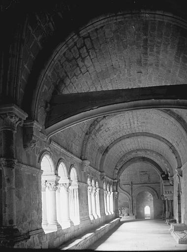 Abbaye de Montmajour (ancienne) Cloître: galerie, intérieur, Enlart, Camille (historien), 