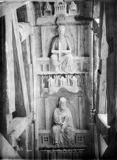 Cathédrale Notre-Dame Portail droit de la façade sud. Voussures du porche : Deux apôtres, l'un tenant une croix, l'autre une épée, Durand, Jean-Eugène (photographe), 