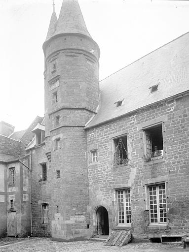 Maison prébendale des chanoines du Saint-Esprit Tourelle d'escalier, Enlart, Camille (historien), 