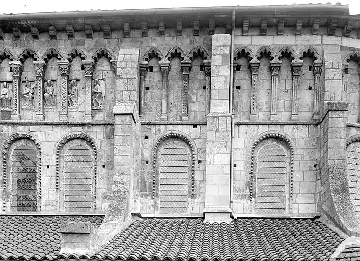Eglise Sainte-Croix Abside, côté sud : arcatures de la galerie haute, Heuzé, Henri (photographe), 