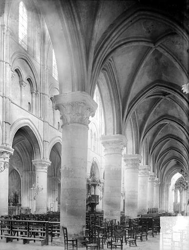 Eglise Saint-Pierre Vue intérieure du bas-côté et de la nef, Heuzé, Henri (photographe), 