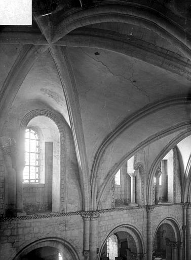 Abbaye aux Hommes (ancienne) ; Eglise abbatiale Saint-Etienne Vue intérieure de la nef : triforium et voûtes, Heuzé, Henri (photographe), 