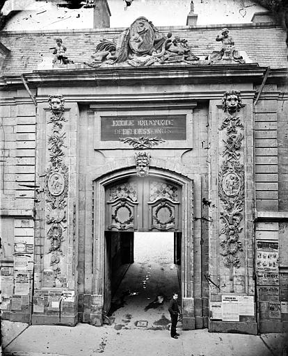 Palais des Ducs et des Etats de Bourgogne (ancien) ; Hôtel de Ville Façade sur la rue de la Liberté : Portail d'entrée de la cour de Flore, Delaunay (photographe), 