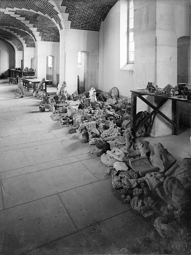 Cathédrale Notre-Dame Dépôt lapidaire (ensemble) : Fragments déposés, Sainsaulieu, Max (photographe), 