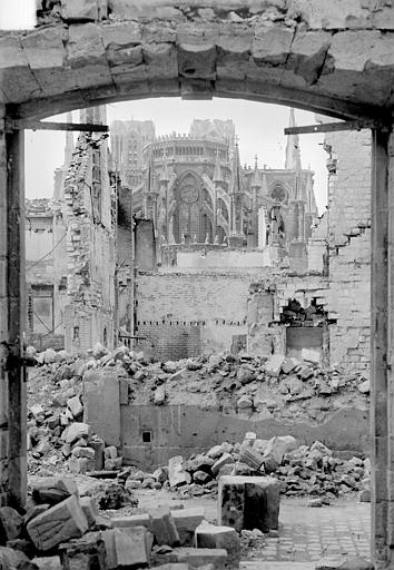 Cathédrale Notre-Dame Chevet pris des ruines des maisons situées aux abords, Sainsaulieu, Max (photographe), 