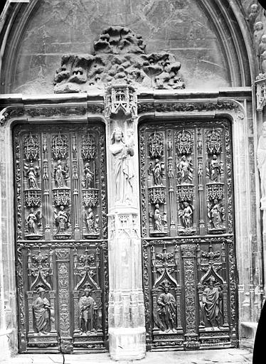 Cathédrale Saint-Sauveur Façade ouest : portes en bois sculpté, ensemble, Mieusement, Médéric (photographe), 