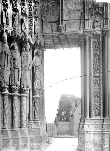 Cathédrale Notre-Dame Portail gauche de la façade sud : statues-colonnes du piédroit droit (vue vers l'est), Mieusement, Médéric (photographe), 