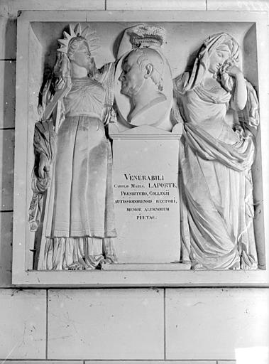 Abbaye Saint-Germain (ancienne) ; Eglise abbatiale Monument funéraire en pierre de C. M. Laporte, recteur du collège : bas-relief, Gossin (photographe), 