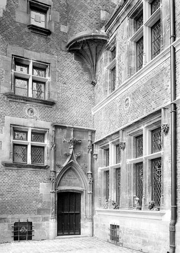 Hôtel Cujas Entrée sur la première cour, Durand, Eugène (photographe), 