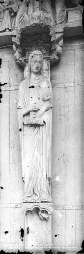 Cathédrale Notre-Dame Porche de la façade nord. Trumeau de la porte de droite : Vierge à l'Enfant, Durand, Jean-Eugène (photographe), 