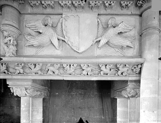 Palais des Comtes de Poitiers (ancien) ; Palais de Justice Salle des Pas perdus, bandeau de la cheminée : deux anges soutenant un écusson, Gossin (photographe), 