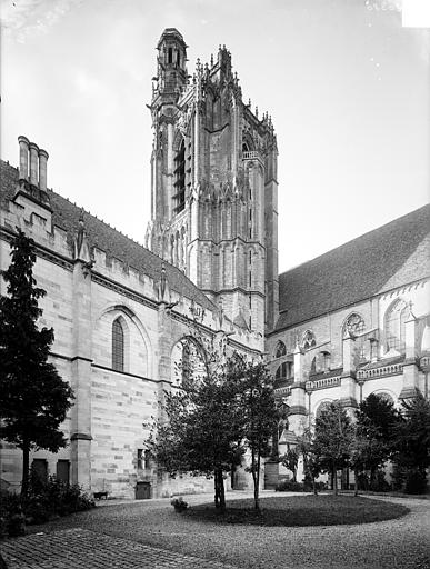 Cathédrale Saint-Etienne Façade sud : Tour et bâtiment de l'Officialité, Heuzé, Henri (photographe), 